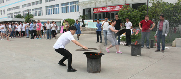 万事博服装胜利举办十六届一次职工消防运动会